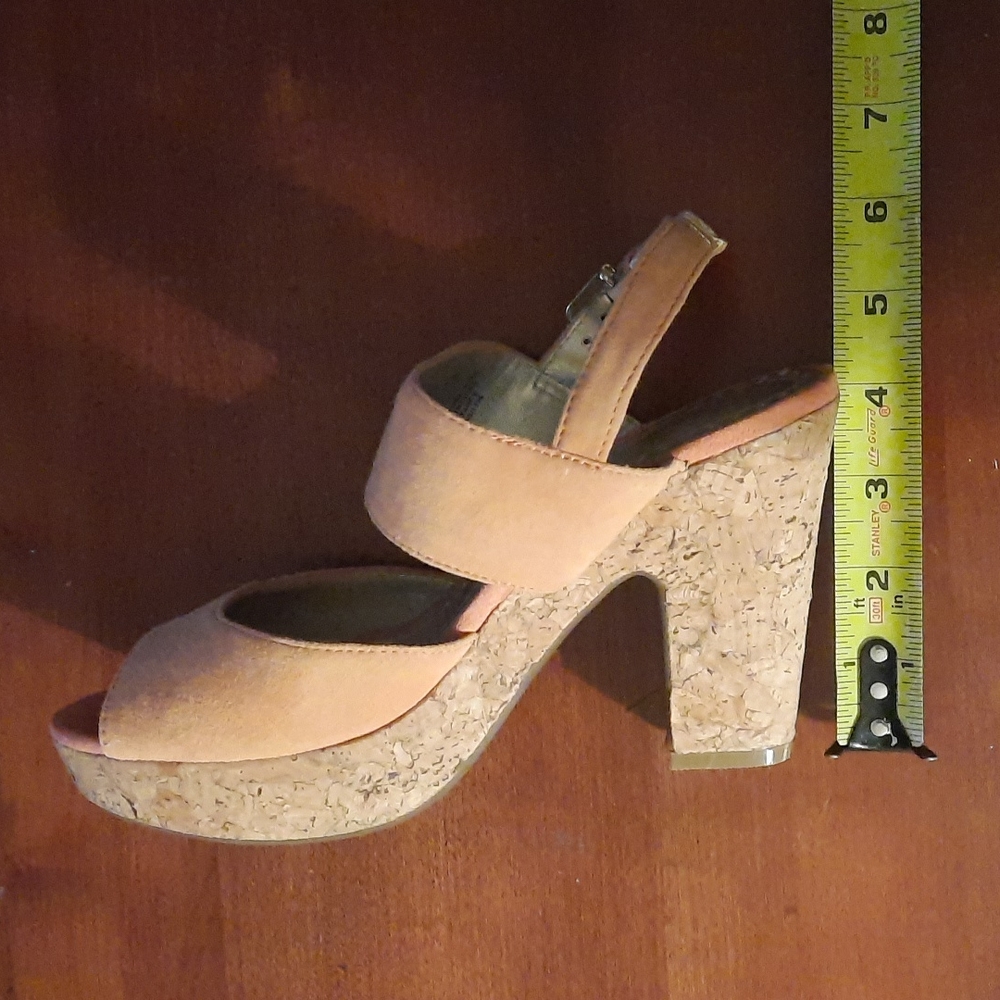 Adrienne Vittadini Platform Sandels, Size 6.5M - Picture 5 of 7